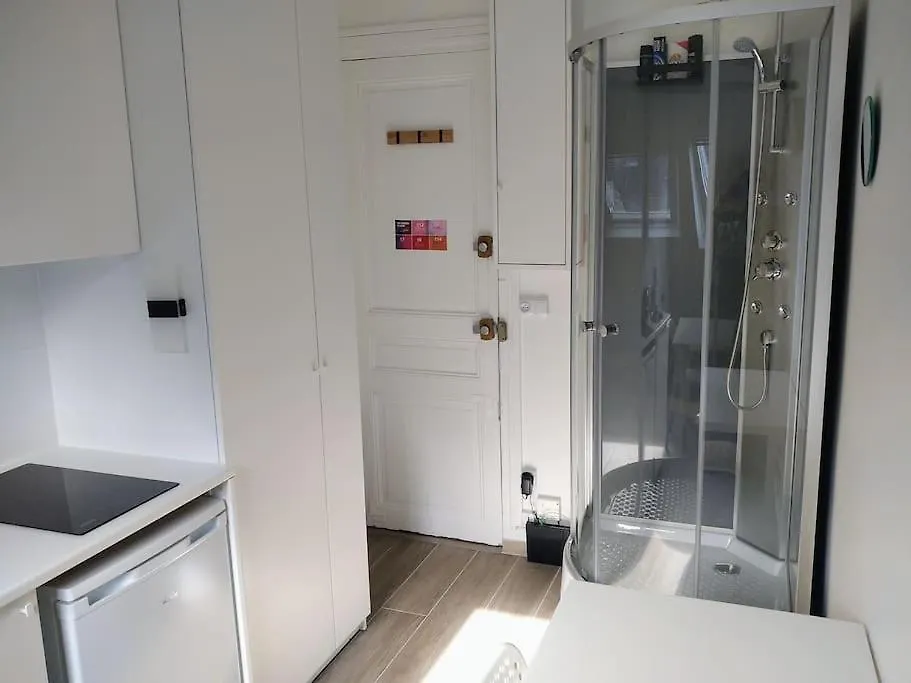 Mini Studio Au Pied De La Tour Eiffel - Completely Refurbished Speed Wifi, Check In 24H, Bed King Size 140X190, No Lift 6Th Floor, Shared Toilets Apartment Paris 0*,
