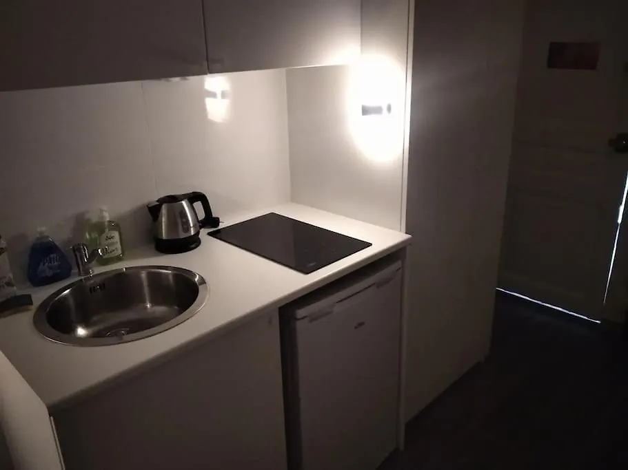 Mini Studio Au Pied De La Tour Eiffel - Completely Refurbished Speed Wifi, Check In 24H, Bed King Size 140X190, No Lift 6Th Floor, Shared Toilets Apartment Paris